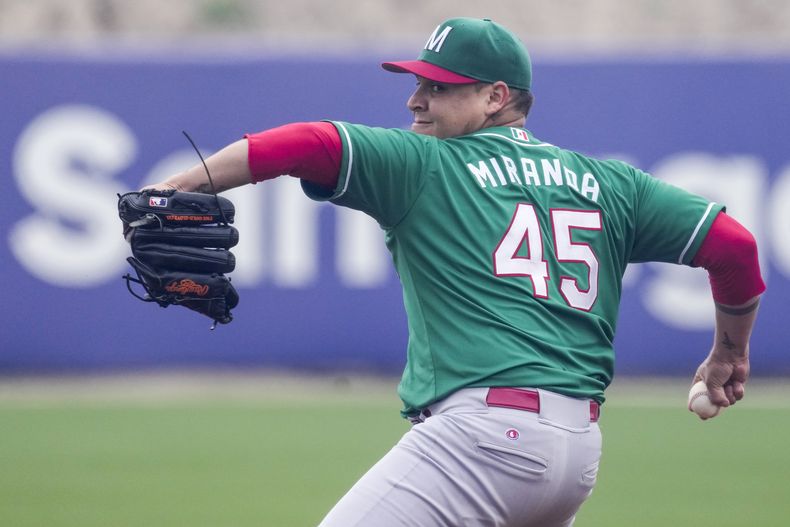 El pitcher abridor mexicano Luis Miranda lanza contra Panamá durante el juego por la medalla de bronce de los Juegos Panamericanos de Santiago, Chile, el sábado 28 de octubre de 2023. (AP Foto/Moisés Castillo)