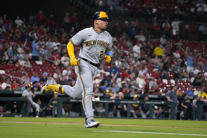 El venezolano William Contreras, de los Cerveceros de Milwaukee, recorre las bases luego de conectar un jonrón solitario en el duelo del martes 19 de septiembre de 2023, ante los Cardenales de San Luis (AP Foto/Jeff Roberson)