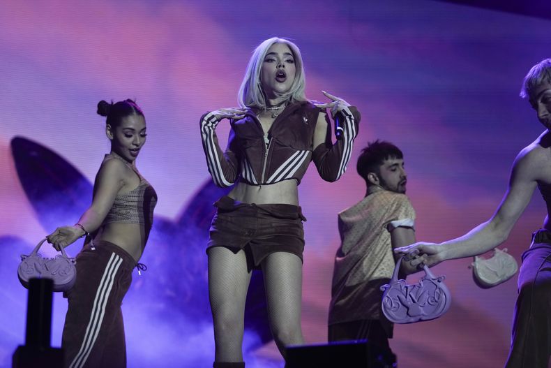 ARCHIVO - La cantante mexicana Kenia Os durante su concierto en el festival AXE Ceremonia en el Parque Bicentenario en la Ciudad de México el 24 de marzo de 2024. Os emprenderá una gira con su álbum Pink Aura. (Foto AP/ Marco Ugarte, archivo)