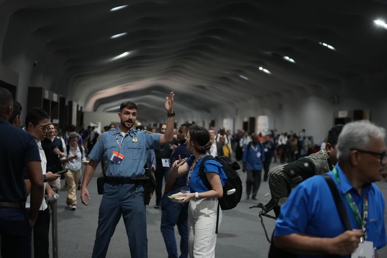 Un guardia de seguridad participa en evacuaciones tras el incendio reportado en uno de los edificios usados en la cumbre COP30 en Belém, Brasil, el 20 de noviembre del 2025. (AP foto/Fernando Llano)