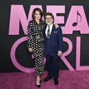 La guionista, actriz y productora Tina Fey, izquierda, y el productor ejecutivo Jeff Richmond asisten al estreno mundial de Mean Girls en el cine AMC Lincoln Square el lunes 8 de enero de 2024, en Nueva York. (Evan Agostini/Invision/AP)