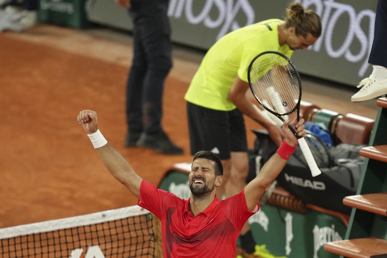 Novak Djokovic celebra después de vencer a Alexander Zverev en los cuartos de final del torneo de tenis Roland Garros, en París, el miércoles 4 de junio de 2025. (AP Foto/Aurelien Morissard)