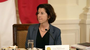 La secretaria de Comercio de Estados Unidos Gina Raimondo asiste a una reunión trilateral con el presidente Joe Biden, el presidente de Filipinas Ferdinand Marcos Jr., y el primer ministro japonés Fumio Kishida en la Sala Este de la Casa Blanca en Washington, el jueves 11 de abril de 2024. (AP Foto/Mark Schiefelbein)