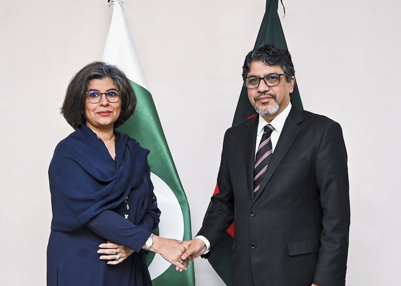 El secretario de relaciones exteriores de Bangladesh Jashim Uddin (der) con la secretaria de asuntos exteriores de Pakistán Amna Baloch, en Daca, Bangladesh, el 17 de abril del 2025. (Ministerio de Relaciones Exteriores de Bangladesh via AP)