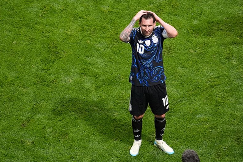 Lionel Messi (10), de Argentina, celebra tras el partido de semifinales de la Copa del Mundo de fútbol entre Inglaterra y Argentina en Atlanta, el miércoles 15 de julio de 2026. (Foto AP/Mike Stewart)