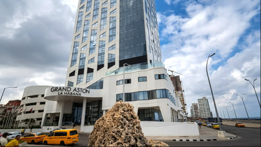 cierra el grand aston la habana por falta de combustible y agrava crisis turistica en toda cuba
