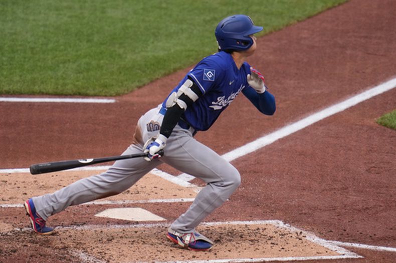 Shohei Ohtani (17), de los Dodgers de Los Ángeles, observa su jonrón solitario ante el lanzador de los Piratas de Pittsburgh, Mitch Keller, durante la tercera entrada de un partido de béisbol en Pittsburgh, el jueves 11 de junio de 2026. (Foto AP/Gene J. Puskar)