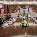 De izquierda a derecha, el asesor de Seguridad Nacional de Estados Unidos, Mike Waltz; el secretario de Estado de Estados Unidos, Marco Rubio; el ministro de Exteriores de Arabia Saudí, príncipe Prince Faisal bin Farhan; el asesor de Seguridad Nacional saudí, Mosaad bin Mohammad al-Aiban; el ministro de Exteriores de Ucrania, Andrii Sybiha, y el director de la oficina presidencial de Ucrania, Andriy Yermak, durante una reunión en Yeda, Arabia Saudí, el 11 de marzo de 2025. (Saul Loeb/Pool Foto vía AP)