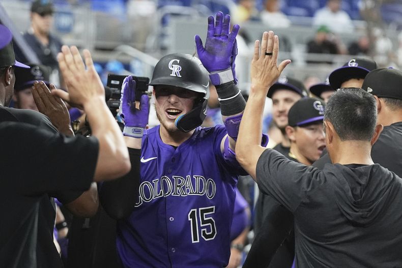 Hunter Goodman, de los Rockies de Colorado, festeja en la cueva luego de conseguir un jonrón ante los Marlins de Miami, el martes 3 de junio de 2025 (AP Foto/Lynne Sladky)
