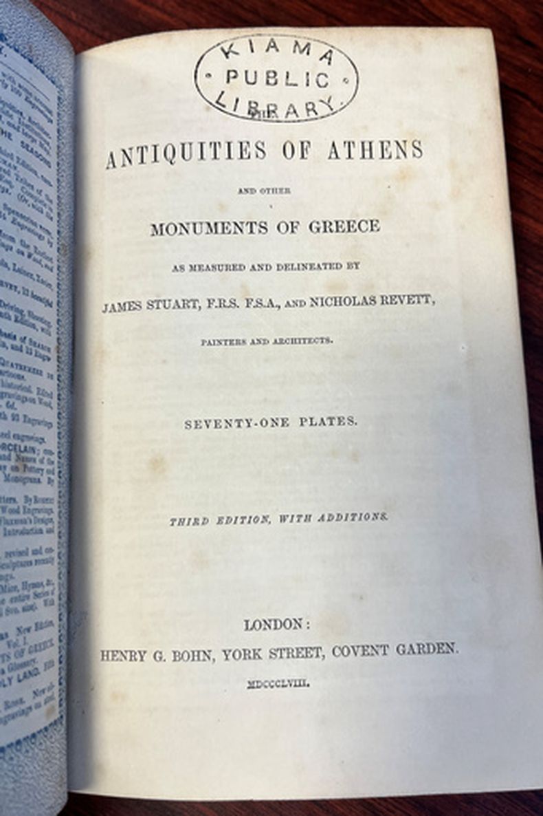 En esta imagen proporcionada por Catherine Taylor en una página del libro Antiquities of Athens sellado por una biblioteca se ve el jueves 30 de julio de 2026 tras ser devuelto en Kiama, Australia, con unos 150 años de retraso. (Catherine Taylor via AP)