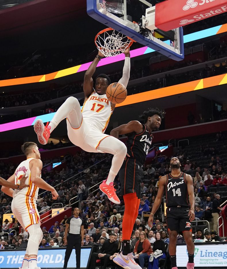 Onyeka Okongwu, de los Hawks de Atlanta, realiza una clavada en el partido del martes 14 de noviembre de 2023, ante los Pistons de Detroit (AP Foto/Carlos Osorio)