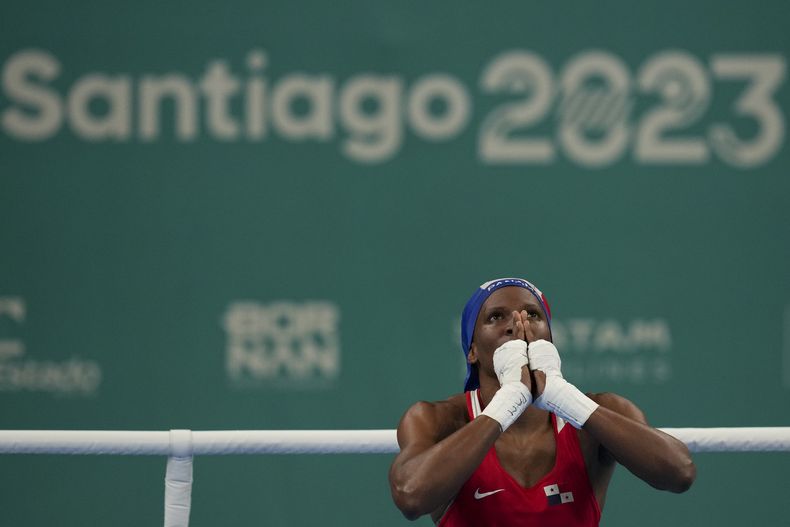 La panameña Atheyna Bylon celebra tras derrotar a la brasileña Viviane Dos Santos en la pelea semifinal de 75kg de los Juegos Panamericanos en Santiago, Chile, el jueves 26 de octubre 26 de 2023. (AP Foto/Dolores Ochoa)