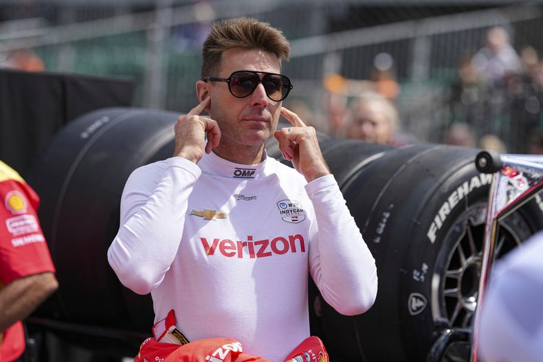 ARCHIVO - El australiano Will Power observa mientras espera su turno durante la clasificación para la carrera de autos Indianapolis 500 en el Indianapolis Motor Speedway en Indianápolis, el 17 de mayo de 2025. (AP Photo/Michael Conroy, archivo)