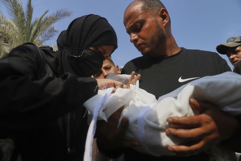 Ahmed Abu Halib y su esposa Esraa Abu Halib lloran sobre el cadáver de su bebé de cinco meses de edad, Zainab, que murió a causa de desnutrición, en Jan Yunis, Franja de Gaza, el sábado 26 de julio de 2025. (AP Foto/Mariam Dagga)