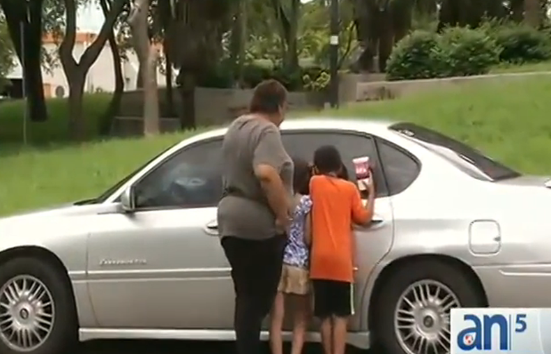 ¿Qué haría usted si le faltara un techo? Katherine Mena lo está viviendo en carne propia junto a sus cinco hijos, todos menores de edad.