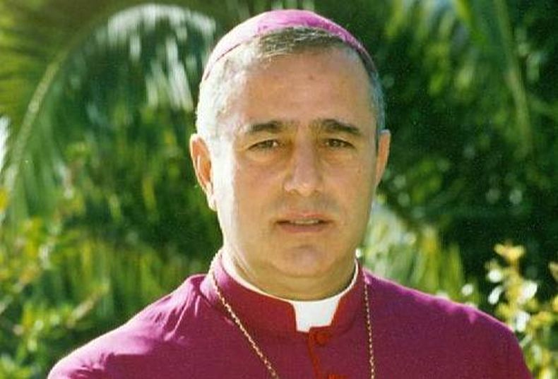 'Aún medio siglo después se habla de revolución, se alaba a ésta, pero la gente no sabe cómo alimentar a sus propios hijos', dijo el nuncio del Papa en una misa en Italia. Quisiera permanecer en la isla "cuando el régimen socialista haya te