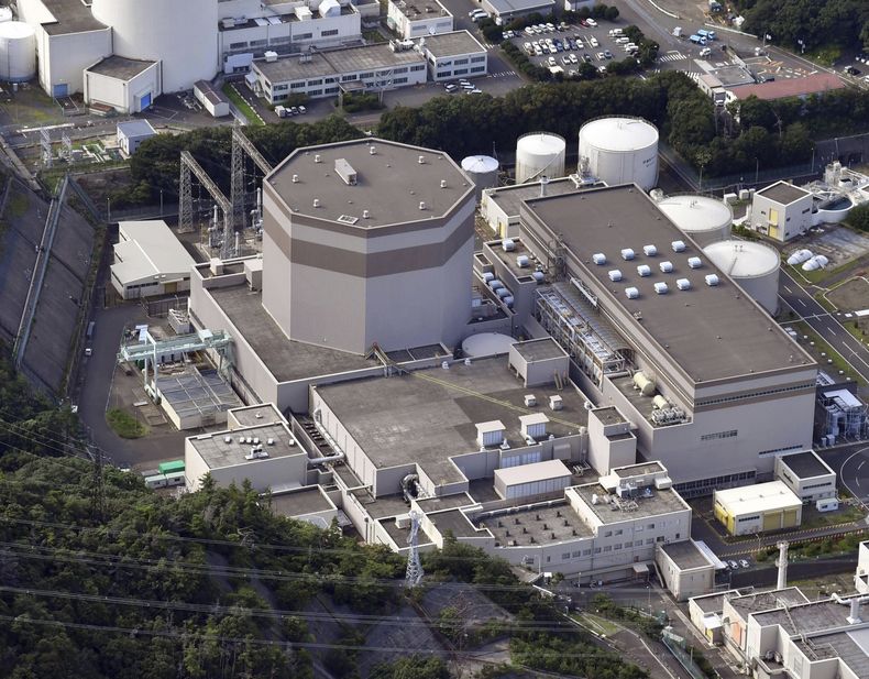 El edificio del segundo reactor de la central nuclear de Tsuruga en Tsuruga, en la prefectura de Fukui, en la costa del mar de Japón, en julio de 2024. (Kyodo News via AP)