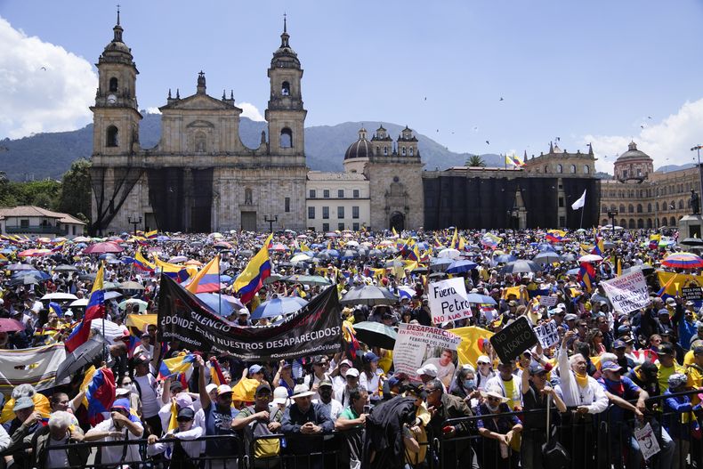 Manifestantes de oposición se concentran en la plaza de Bolívar contra las reformas impulsadas por el gobierno del presidente, Gustavo Petro, en Bogotá, Colombia, el miércoles 6 de marzo de 2024. (AP Foto/Fernando Vergara)