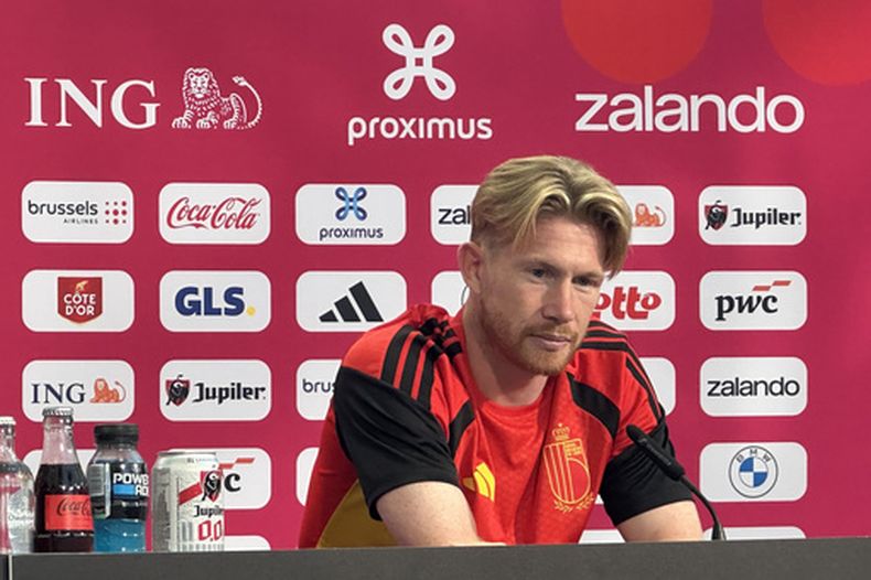 Kevin De Bruyne, mediocampista de la selección de Bélgica, habla en Renton, Washington, el 13 de junio de 2026 (AP Foto/Andrew Destin)