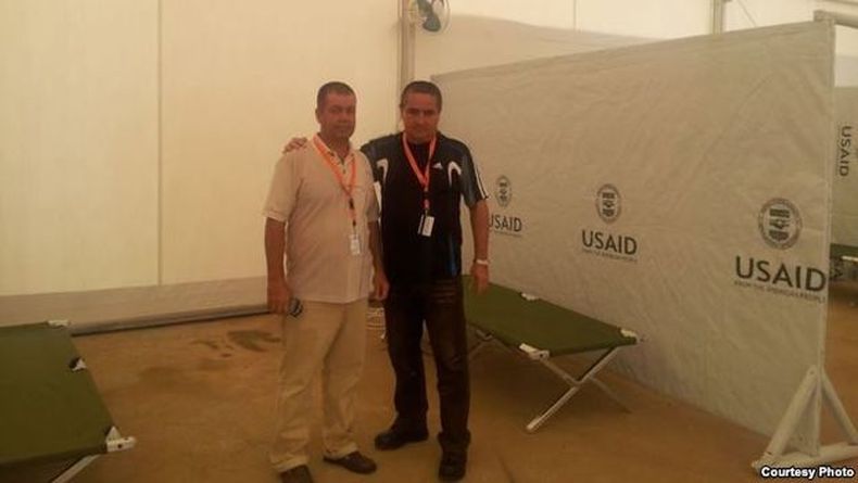 El de Monrovia será uno de los centros de tratamiento más grandes de Liberia. Está diseñado para atender entre 200 y 300 pacientes. En sus paredes de plástico blanco aparecen las siglas de la USAID.