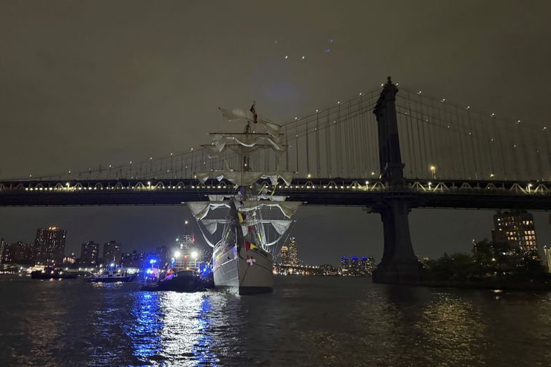 Un buque de la Armada mexicana permanece detenido luego de chocar contra el Puente Brooklyn, el sábado 17 de mayo de 2025, en Nueva York. (AP Foto/Kyle Viterbo)