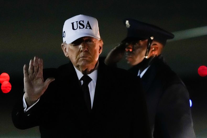 El presidente Donald Trump saluda tras llegar en el Air Force One desde Florida, el 11 de enero de 2026, en la Base Conjunta Andrews, Maryland. (Foto AP/Julia Demaree Nikhinson, Archivo)