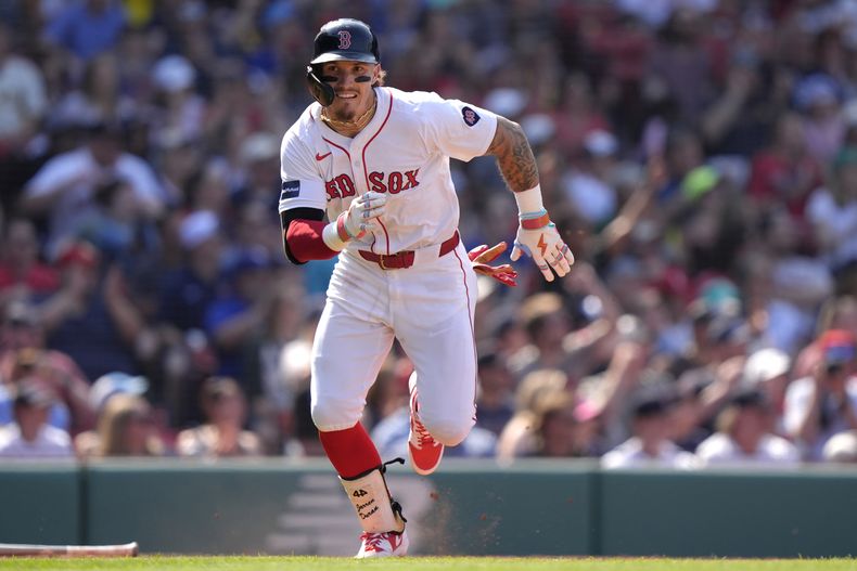 Jarren Duran, de Medias Rojas, corre después de conectar un sencillo productor que le permitió a Ceddanne Rafaela anotar en la octava entrada en contra de los Cerveceros de Milwaukee, el domingo 26 de mayo de 2024, en Boston. (AP Foto/Steven Senne)