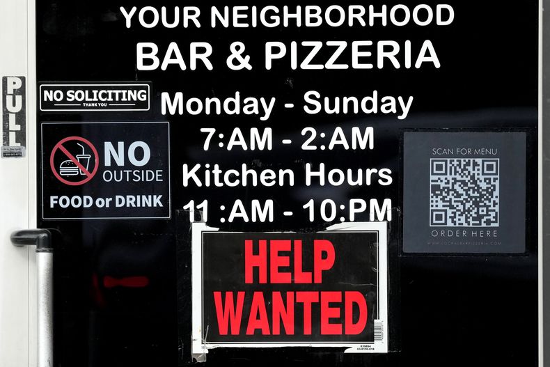 Un letrero de solicitud de empleados en un restaurante de Chicago, Illinois, el lunes 25 de noviembre de 2024. (AP Foto/Nam Y. Huh)