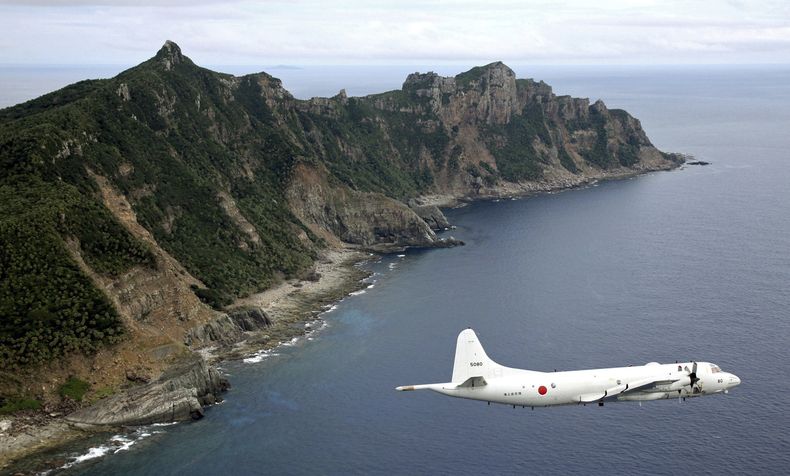 ARCHIVO -Un avión P-3C Orion de vigilancia de la Fuerza Marítima de Autodefensa de Japón vuela sobre las islas disputadas conocidas como Senkaku en Japón y Diaoyu en China, en el mar de China Oriental, el 13 de octubre de 2011. (Kyodo News via AP, Archivo)