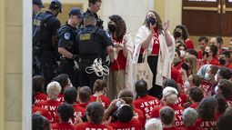 Manifestantes protestan contra las políticas militares de Israel un día antes de la visita del primer ministro israelí Netanyahu, que se dirigirá a una reunión conjunta del Congreso el miércoles, en el Cannon House Office Building del Capitolio en Washington, martes 23 de julio de 2024. (AP Foto/J. Scott Applewhite)
