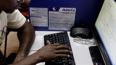 americateve | El régimen que los cubanos acceden a Internet  a pesar del embargo.