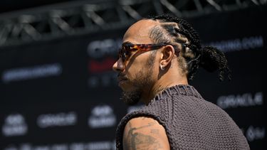El piloto británico de la F1 Lewis Hamilton de Mercedes arriba al paddock previo al Gran Premio de Hungría en el Hungaroring en Budapest el jueves 18 de julio del 2024. (AP Foto/Denes Erdos)