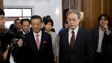 americateve | Song Il Ho, enviadfo norcoreano a cargo de normalizar relaciones con Jap&oacute;n, izquierda, y el jefe del bur&oacute; de Asia y Ocean&iacute;a de la canciller&iacute;a japonesa, Junichi Ihara, ariban para su reuni&oacute;n en la embajada de Corea del No