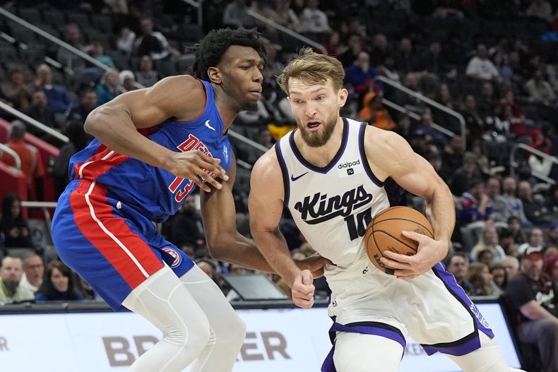 El alero lituano Domantas Sabonis, de los Kings de Sacramento, elude a James Wiseman, pívot de los Pistons de Detroit, en el encuentro del martes 9 de enero de 2024 (AP Foto/Carlos Osorio)