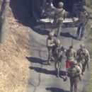 ARCHIVO - Esta imagen de un video provisto por WCVB-TV, muestra a Jack Teixeira, de camiseta y pantalones cortos, al ser arrestado por agentes armados el 13 de abril de 2023. Teixeira está acusado de filtrar documentos confidenciales de EEUU sobre la guerra en Ucrania y de otro tipo. (WCVB-TV vía AP, Archivo)