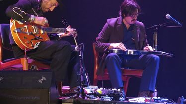 El dúo de guitarristas Hermanos Gutiérrez, Estevan, izquierda, y Alejandro, durante un concierto en la Ciudad de México el 21 de mayo de 2023. (Foto AP/Berenice Bautista)