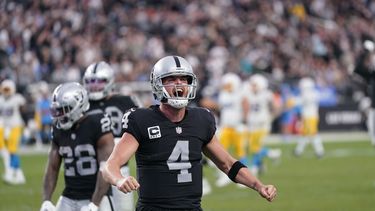 Carr conecta 2 veces con Adams y Raiders vencen a Chargers