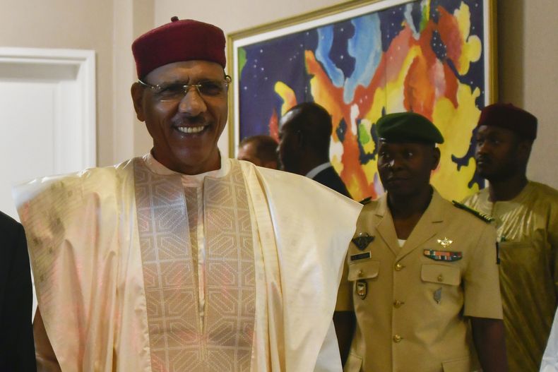 El presidente de Níger, Mohamed Bazoum, en el palacio presidencial, el 16 de marzo de 2023, en Niamey, Níger. (Boureima Hama/Pool Photo via AP/Archivo)