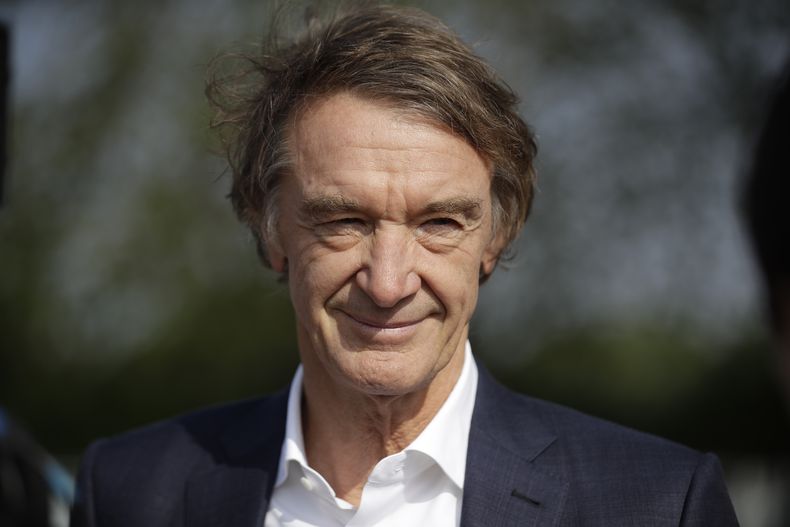 ARCHIVO- El multimillonario británico Jim Ratcliffe, fundador de la compañía INEOS Chemicals, es entrevistado por The Associated Press en el Iffley Road Track, en Oxford, Inglaterra, el martes 30 de abril de 2019. Si la propuesta de Ratcliffe es exitosa en su intento de adquirir una participación minoritaria del Manchester United, podría terminar con una gran influencia en el funcionamiento del equipo de bajo rendimiento. (AP Foto/Matt Dunham, Archivo)