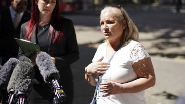 Kim Smith, hermana de Peter Sullivan, con la abogada Sarah Myatt, izquierda, habla con los medios de comunicación fuera de los Reales Tribunales de Justicia, en Londres, el martes 13 de mayo de 2025, tras la revocación de la condena de Sullivan, que pasó 38 años en una prisión británica. (Ben Whitley/PA vía AP)