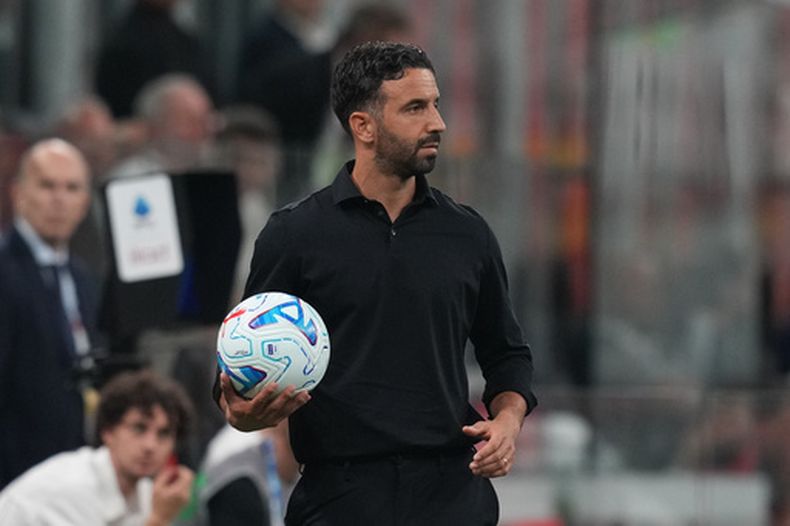 El técnico del AC Milan Ruben Amorim durante el partido contra Lecce en la Serie A, el domingo 20 de septiembre de 2026, Milán. (AP Foto/Antonio Calanni)