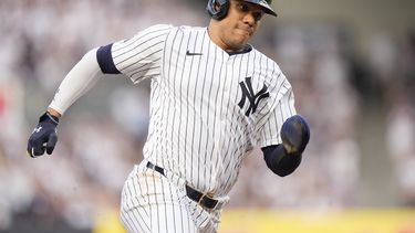 Juan Soto, de los Yankees de Nueva York, se dirige a anotar con un sencillo de Giancarlo Stanton durante la primera entrada del juego de béisbol del equipo contra los Mellizos de Minnesota, el miércoles 5 de junio de 2024, en Nueva York. (AP Foto/Frank Franklin II)