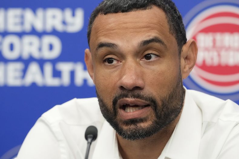 ARCHIVO - Foto del miércoles 10 de julio del 2024, el presidente de operacioes de los Pistons de Detroit Trajan Langdon presenta al entrenador J.B: Bickerstaff. (AP Foto/Carlos Osorio, Archivo)