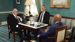 Esta imagen, proporcionada por la oficina del alcalde de Nueva York, muestra al alcalde de Nueva York, Eric Adams, a la derecha, reunido con el zar de la frontera entrante del presidente electo Donald Trump, Tom Homan, a la izquierda, y el funcionario del Departamento de Seguridad Nacional (DHS, por sus siglas en inglés) del presidente Joe Biden, Kenneth Genalo, en Gracie Mansion, Nueva York, el jueves 12 de diciembre de 2024. (Departamento de Fotografía de la Alcaldía/Michael Appleton vía AP)