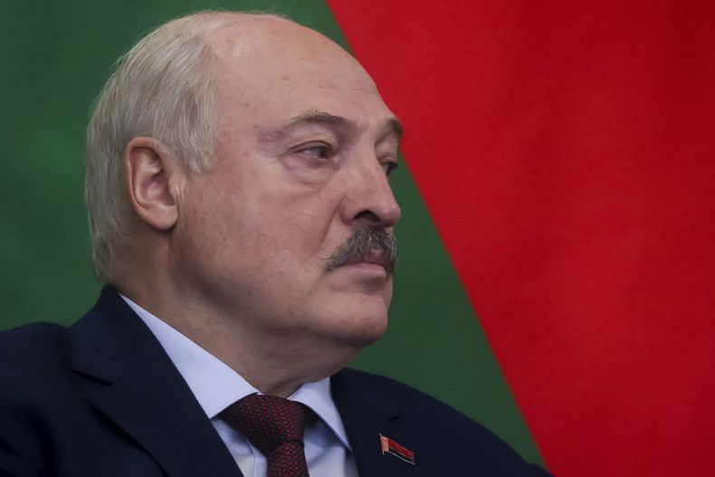 El presidente bielorruso, Alexander Lukashenko, escucha al presidente ruso, Vladímir Putin, durante su reunión en el Kremlin en Moscú, Rusia, el 9 de octubre de 2024. (Foto, Sergei Ilnitsky/Pool Photo vía AP)