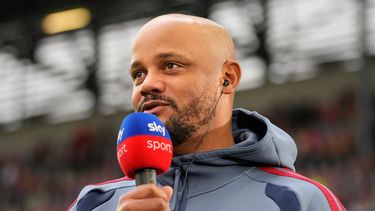 El técnico del Bayern Múnich Vincent Kompany brinda una entrevista previo al partido contra Augsburg en la Bundesliga, el 10 de octubre de 2026. (AP Foto/Matthias Schrader)