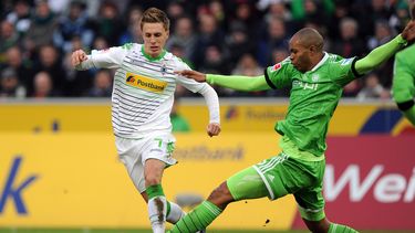 americateve | Patrick Herrmann,izq, de Borussia Moenchengladbach, y Naldo, de Wolfsburg, disputan el bal&oacute;n durante un encuentro de la Bundesliga en Moenchengladbach, el domingo 22 de diciembre del 2013. (AP Foto/dpa, Marius Becker)