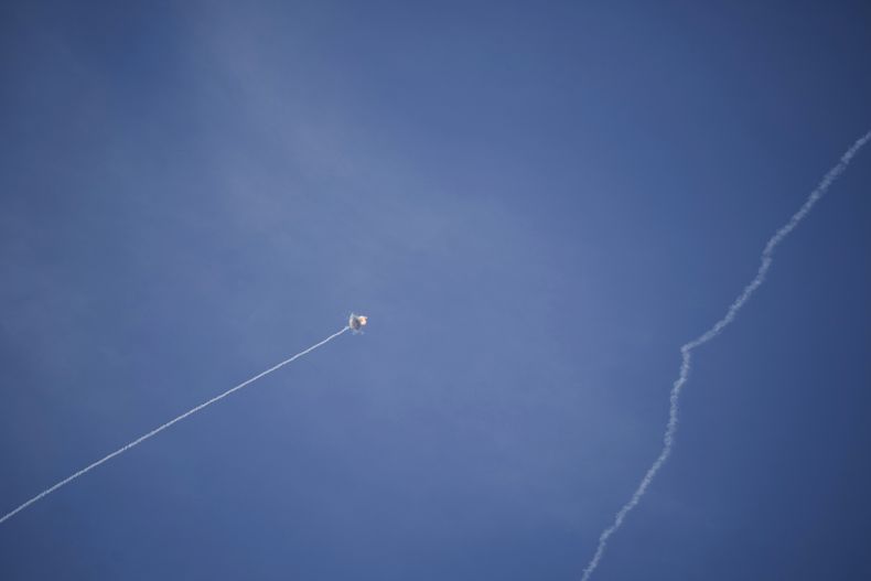 El Domo de Hierro de Israel dispara para interceptar un cohete lanzado desde el Líbano, el viernes 20 de septiembre de 2024, en el norte de Israel. (AP Foto/Leo Correa)