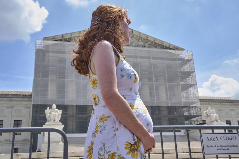 ARCHIVO - Mairelise Robinson, una estadounidense con 6 meses de embarazo, participa en una protesta frente a la Corte Suprema en respaldo de la ciudadanía por nacimiento, el 15 de mayo de 2025, en Washington. (AP Foto/Jacquelyn Martin, archivo)