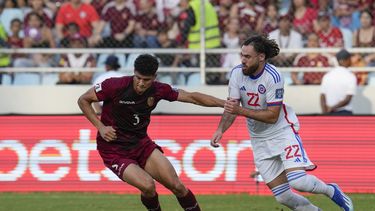 El martes 17 de octubre del 2023, Yordan Osorio de Venezuela pelea por el balón con el chilen Ben Brereton en el encuentro de la eliminatoria sudamericana al Mundial 2026. (AP Foto/Ariana Cubillos)
